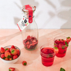 jarra de agua infusionada de fresa con hibisco