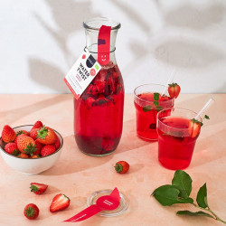 jarra de agua infusionada de fresa con hibisco