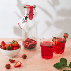 jarra de agua infusionada de fresa con hibisco