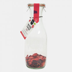 jarra de agua infusionada de fresa con hibisco